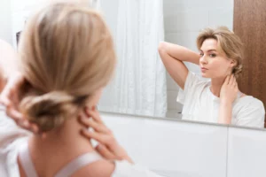 women-mirror-ads-social-media-hifu-therapy
